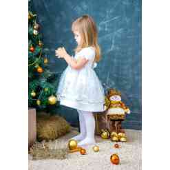 Pige pynter juletræ i diamond paint